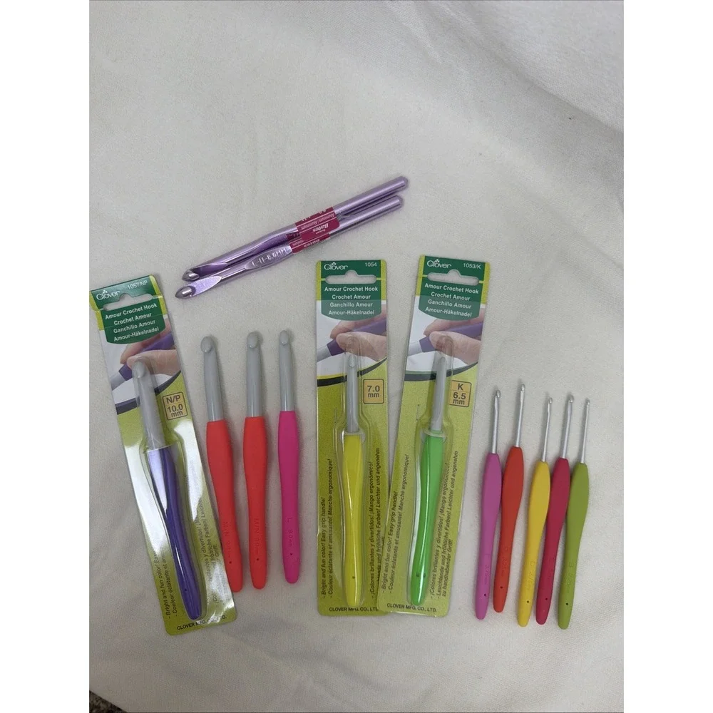 Clover Amour Crochet Hook Lot 13 Ergonomic Hooks 2.25mm-10mm + 2 Aluminum Hooks